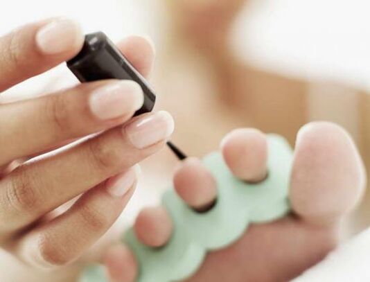 ošetření nehtů lakem na nehty na plísňovou infekci