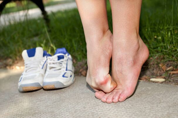 svědění mezi prsty na nohou příznaky houby